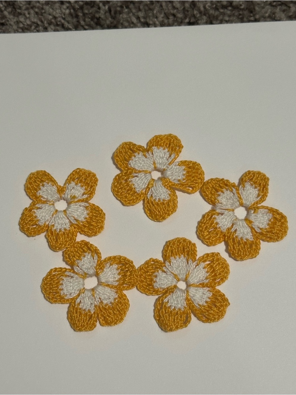Handmade Yellow & White Flower Appliqué Embellishments crochet 5 pcs set - Picture 4 of 5
